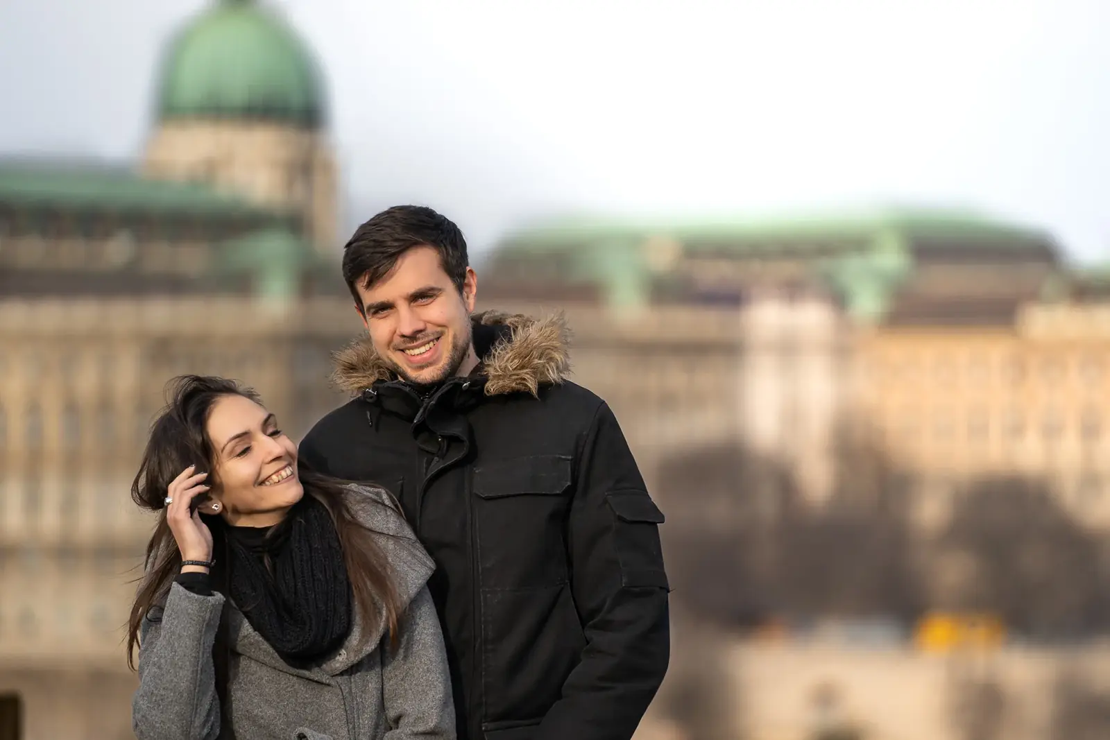 Szabadtéri páros portré budapesti háttérrel
