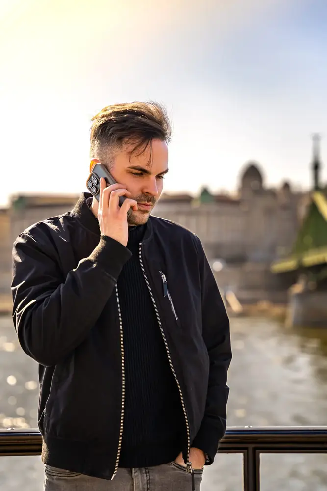 Természetes fényű férfiportré telefonálás közben