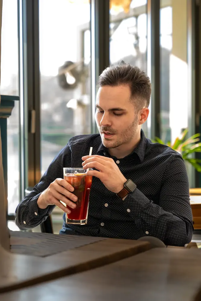 Lifestyle portré kávézóban