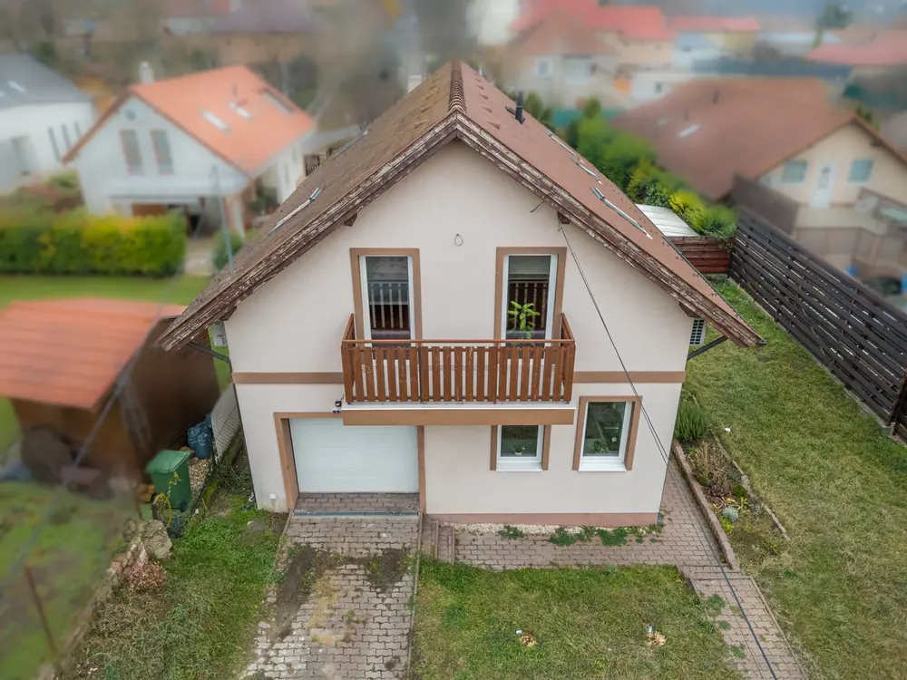 Családi ház és kert madártávlatból