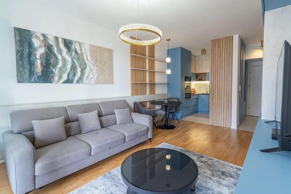 Modern nappali fa lamellafallal és nyitott konyhával