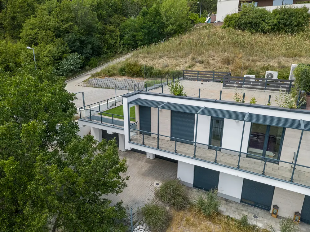 Modern családi ház teljes tetőnézete madártávlatból