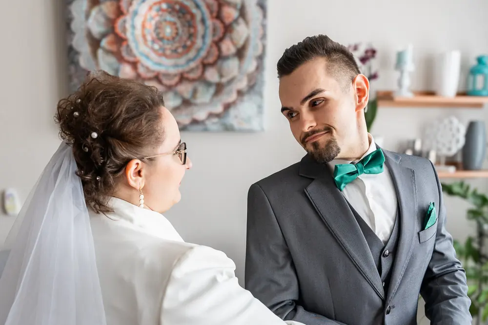 Esküvői pár egymásra néz egy világos szobában
