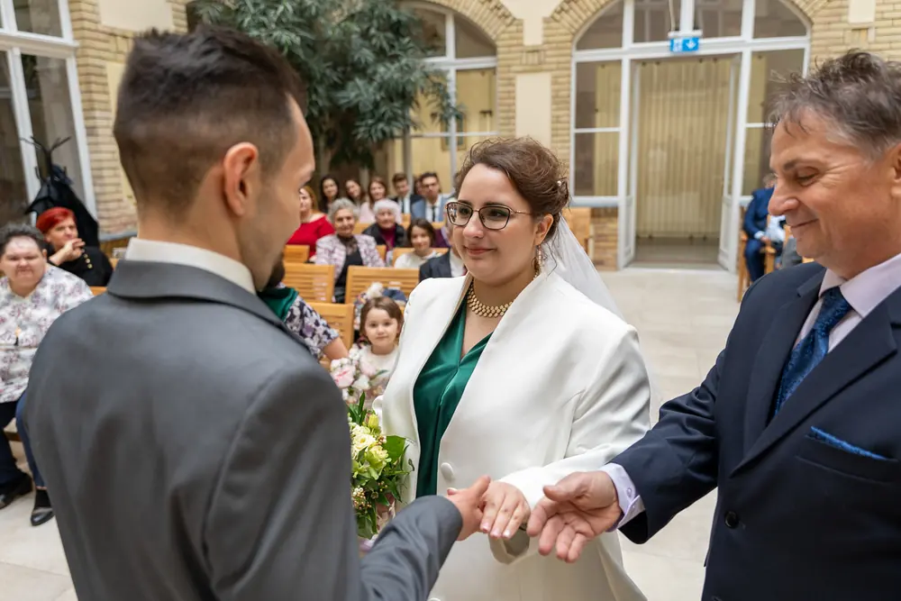 A menyasszony és a vőlegény találkozása a szertartáson